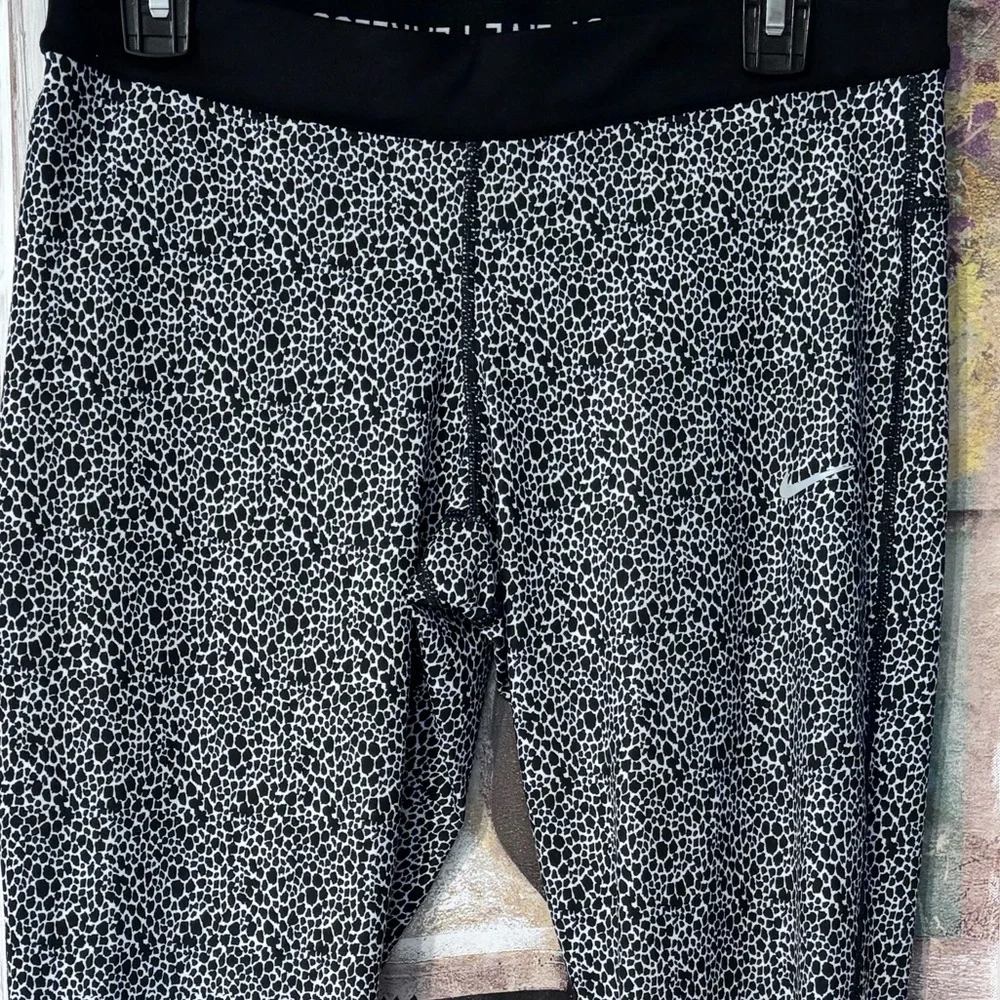 NIKE Dri-Fit Relay Capri Leggings Black White Dot Leopard Print Size Lg - Picture 3 of 6